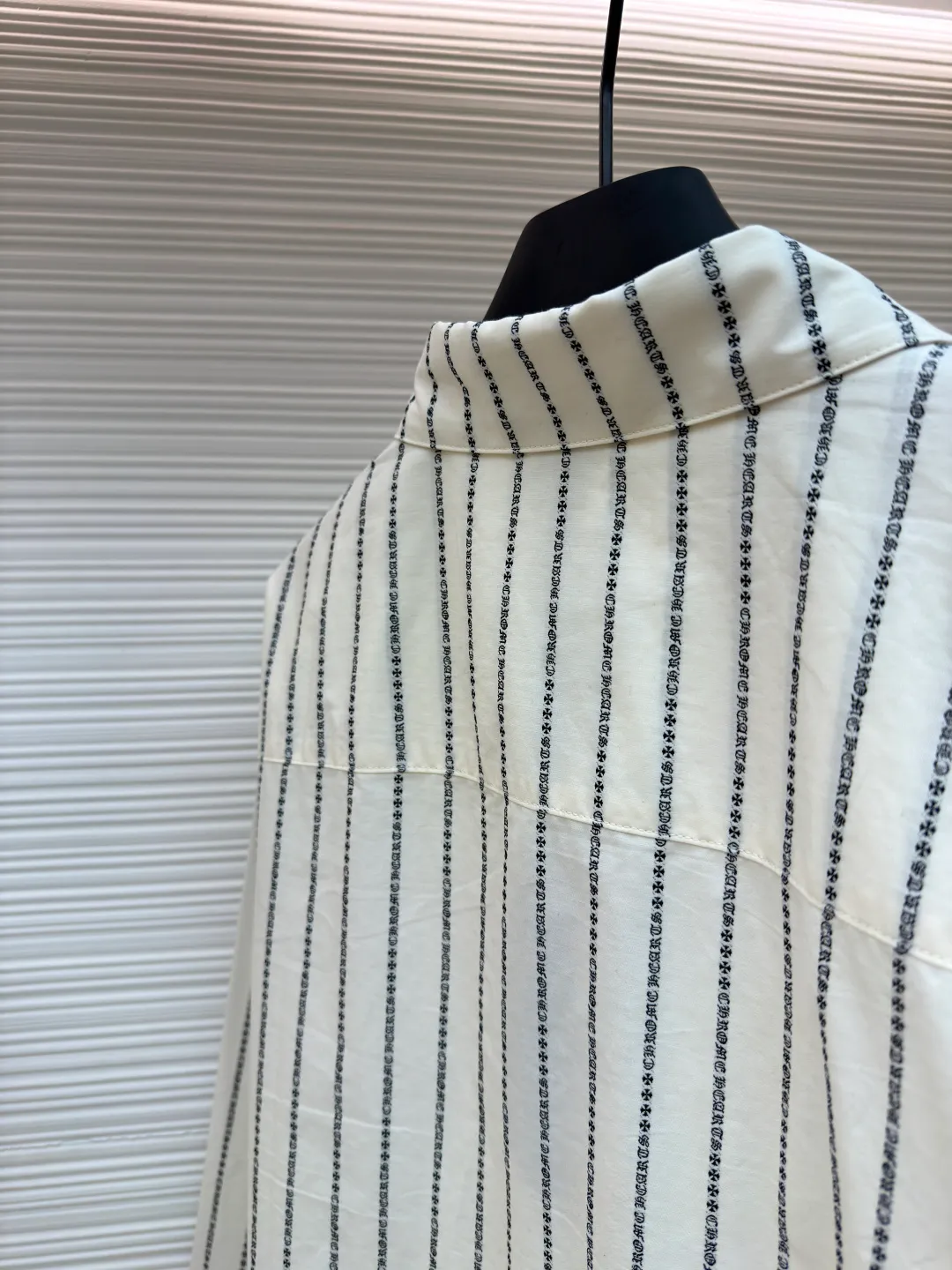 Chrome Hearts Sanskrit all-over yarn-dyed shirt ●Item number: 1680866-B60 ●Fabric: shirt fabric ●Technology: printing production ●Version: loose fit ●Weight: about 265 grams ●Size: S-M-L ●Description: The custom-dyed knitting yarn is made of 100-count double-ply yarn. (Minimum quantity of 1000 meters) is made on a large-scale yarn-dyed jacquard machine. It is paired with professional shirt ironing and sleeve ironing. Customized mold opening 14mm glazed black and silver buttons. Customized black and white printed small label. Customized 2.2×12cm black label. 0.3cm leather hanging ears. Customized accessories. The workmanship details are very good. The overall wiring is straight and delicate, the fabric is comfortable and soft, and the color is consistent without color difference. It can be matched with the same style to create a fashionable look and control various occasions. Customized accessories, complete with three standards, same style for men and women!